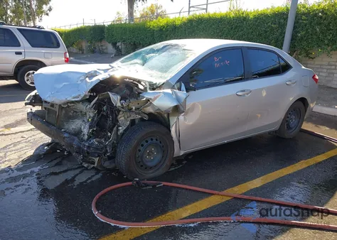 2015 Toyota Corolla Le z USA, uszkodzony, nr VIN 5YFBURHE9FP272398